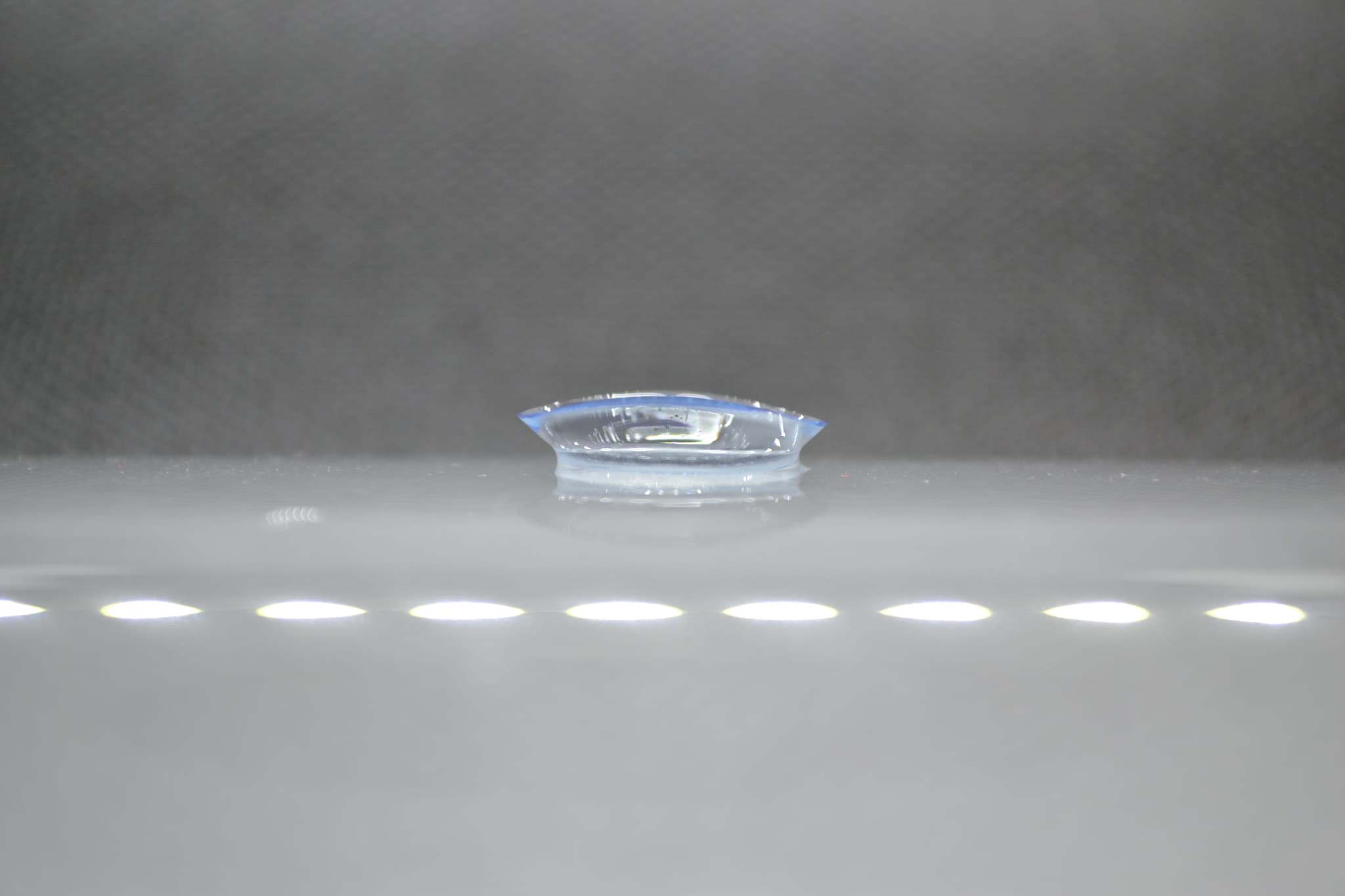 ワンデーアキュビューオアシス 乱視用 (近視)のレンズ（裏返し）