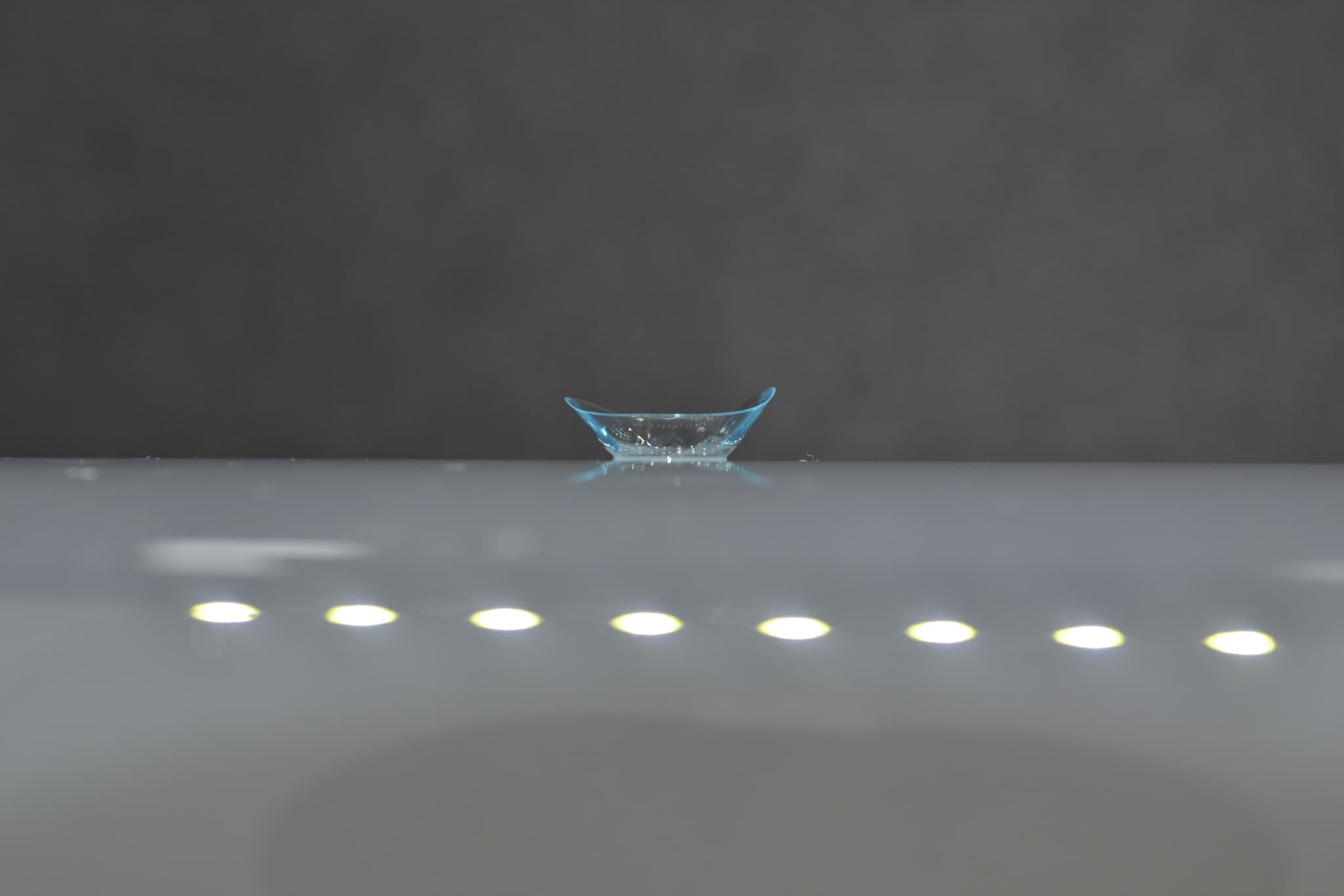 2WEEKメニコン プレミオ トーリックのレンズ（裏返し）