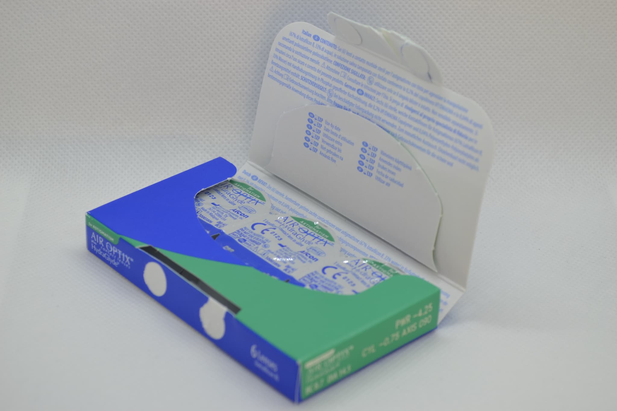 エアオプティクス プラス ハイドラグライド 乱視用のパッケージ開封後斜め