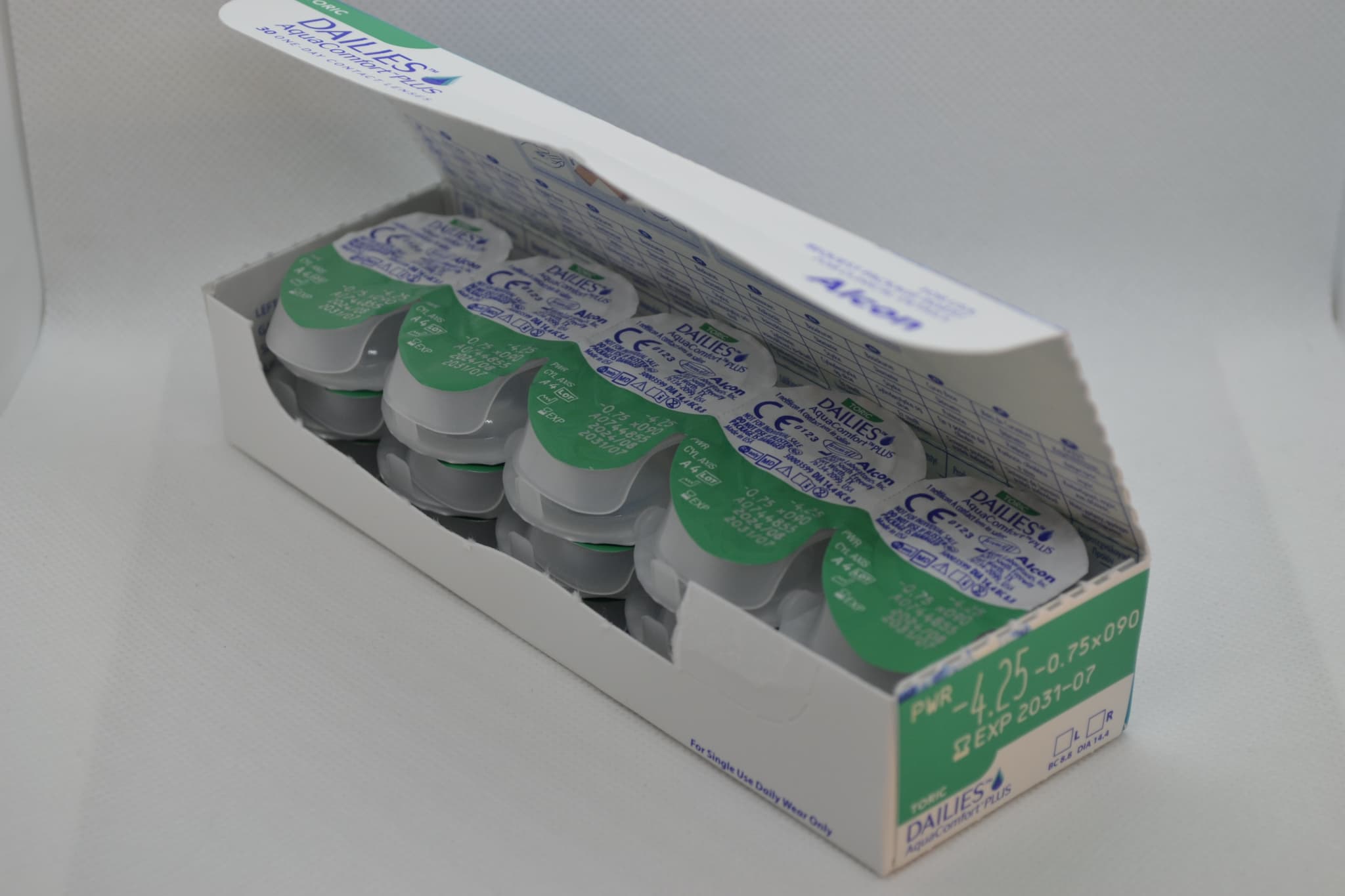 デイリーズアクア コンフォートプラス 乱視用 (近視)のパッケージ開封後斜め