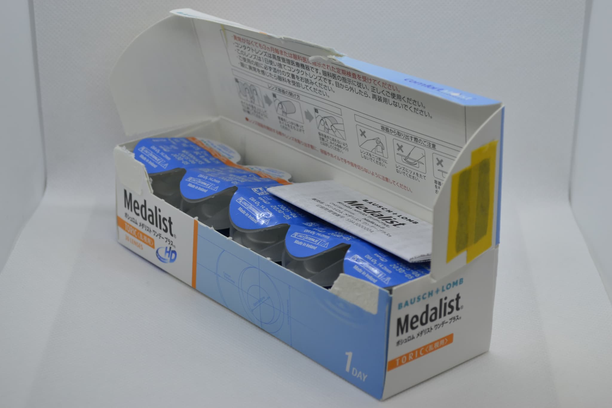 メダリスト ワンデープラス 乱視用のパッケージ開封後斜め