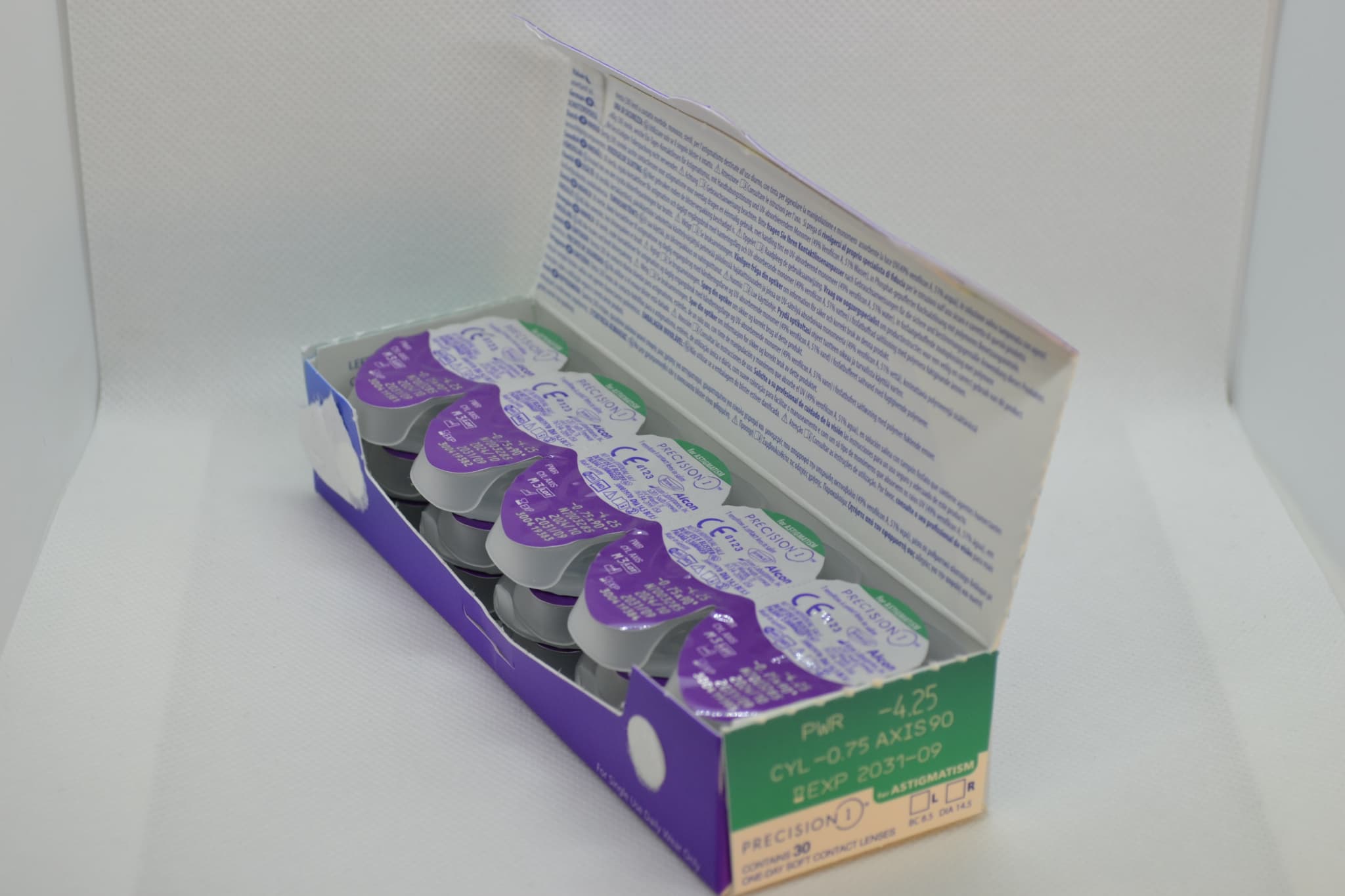 プレシジョン ワン 乱視用のパッケージ開封後斜め