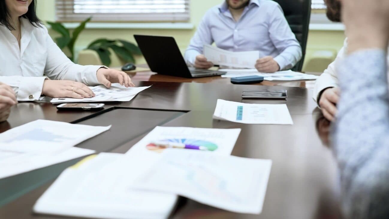 チームで話し合いをしている様子