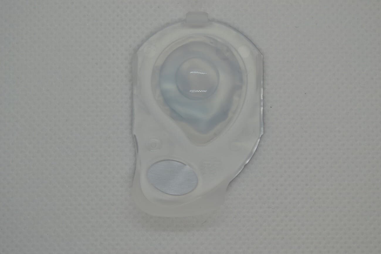 蓋を開ける時に指をひっかける穴があるタイプ（ブリスターの裏面）