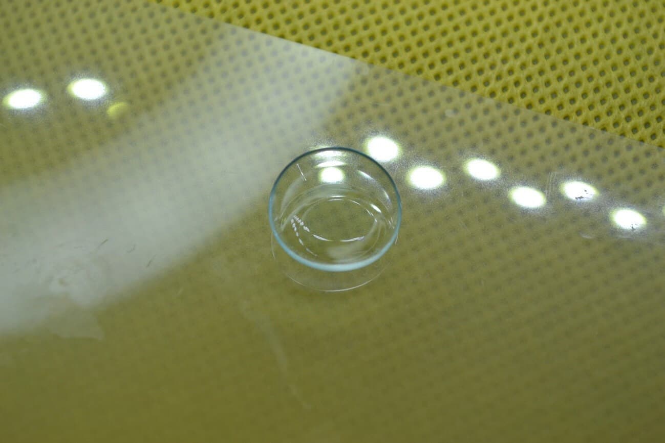 真下の方向（6時の方向）に線が1本ある乱視用レンズの写真