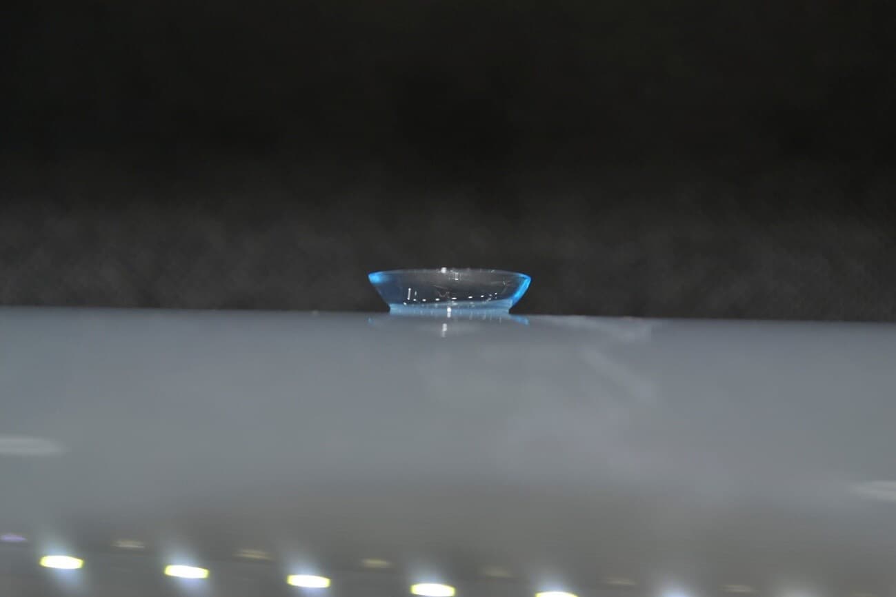 レンズを横から見た写真