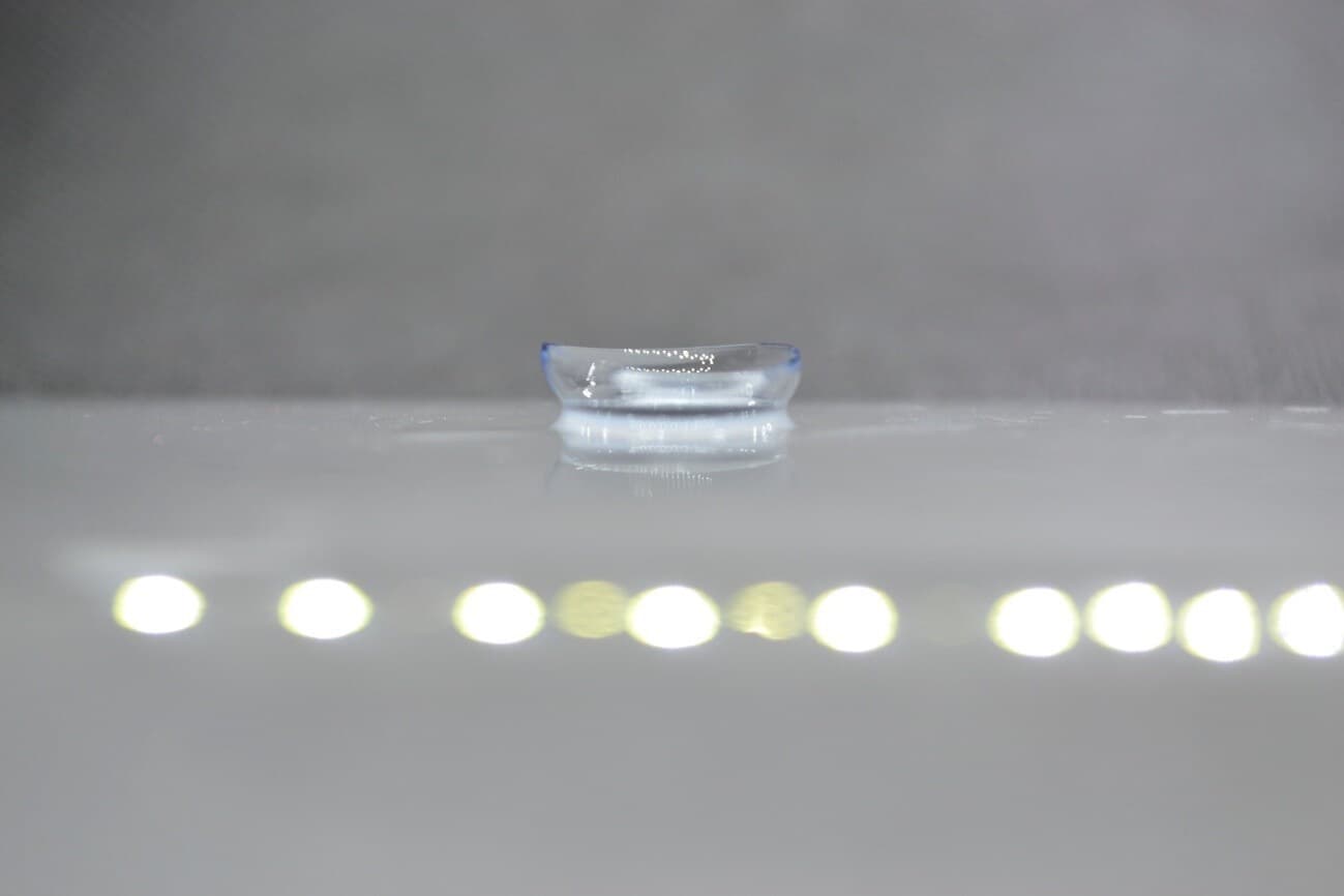 柔らかいレンズを横から見た写真