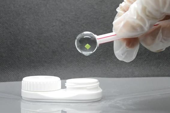 レンズの軸ズレを検証している様子