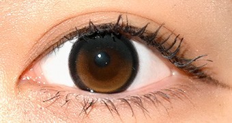 オーレンズ ビッググローイワンデー モカブラウン 10枚入り 装用画像